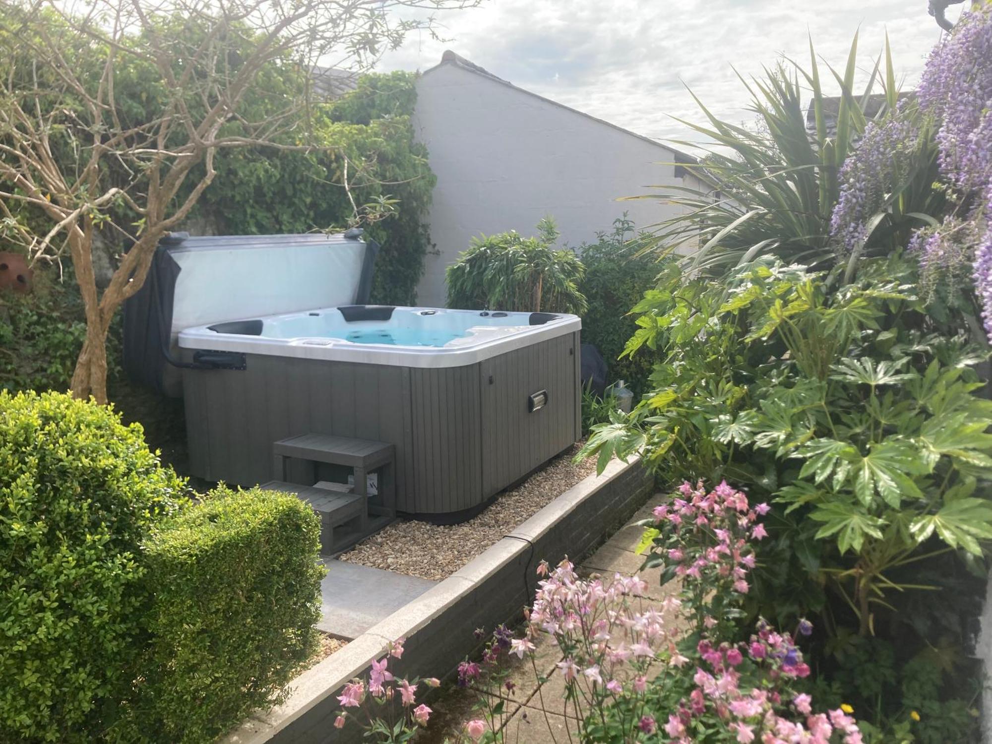 Bryntirion Farmhouse Apartment With Hot Tub Llanfair Caereinion Ngoại thất bức ảnh